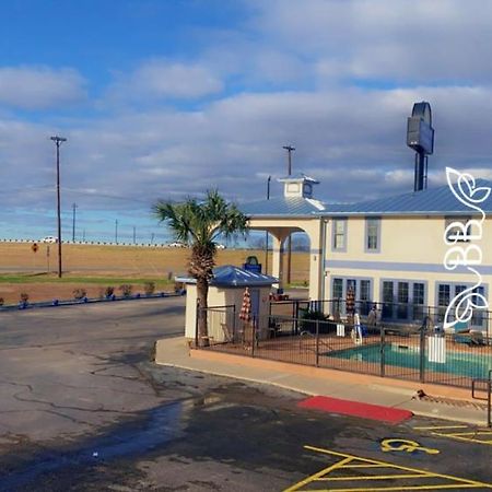 Days Inn & Suites By Wyndham Braunig Lake Elmendorf Esterno foto