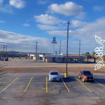 Days Inn & Suites By Wyndham Braunig Lake Elmendorf Esterno foto