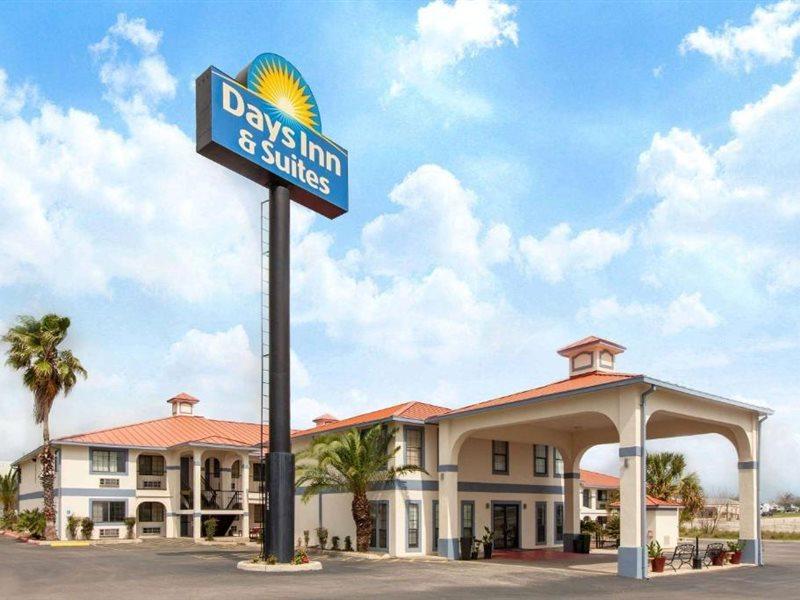 Days Inn & Suites By Wyndham Braunig Lake Elmendorf Esterno foto