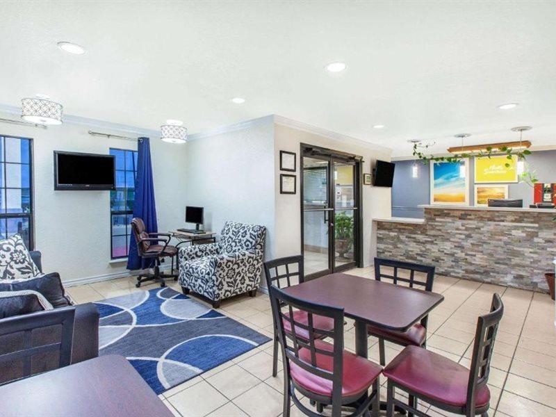 Days Inn & Suites By Wyndham Braunig Lake Elmendorf Esterno foto