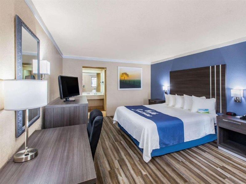 Days Inn & Suites By Wyndham Braunig Lake Elmendorf Esterno foto