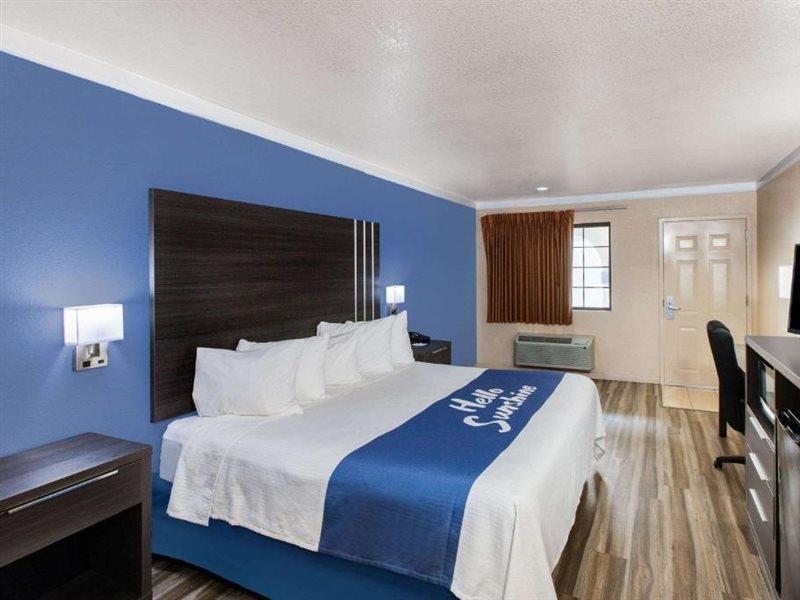 Days Inn & Suites By Wyndham Braunig Lake Elmendorf Esterno foto