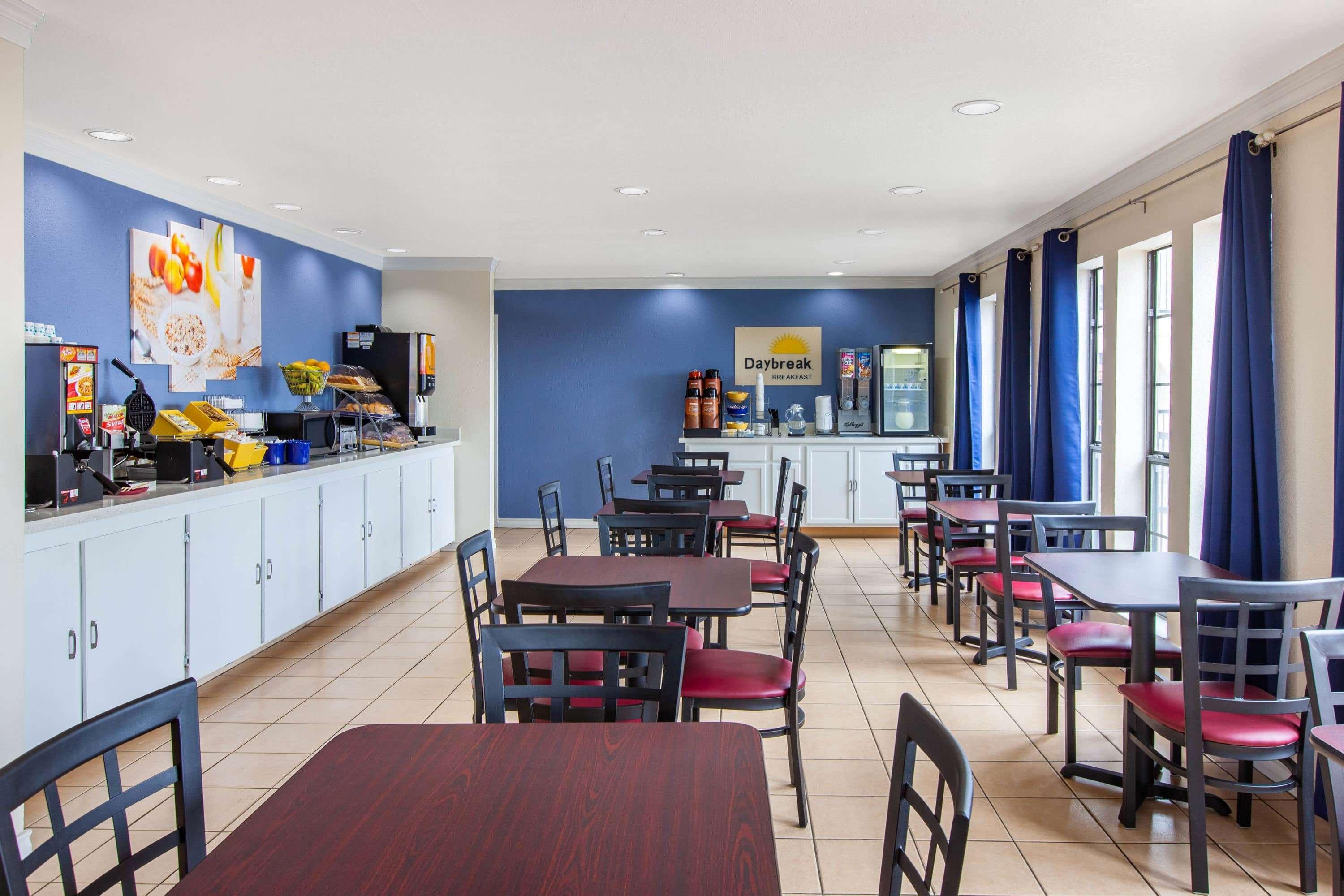 Days Inn & Suites By Wyndham Braunig Lake Elmendorf Esterno foto