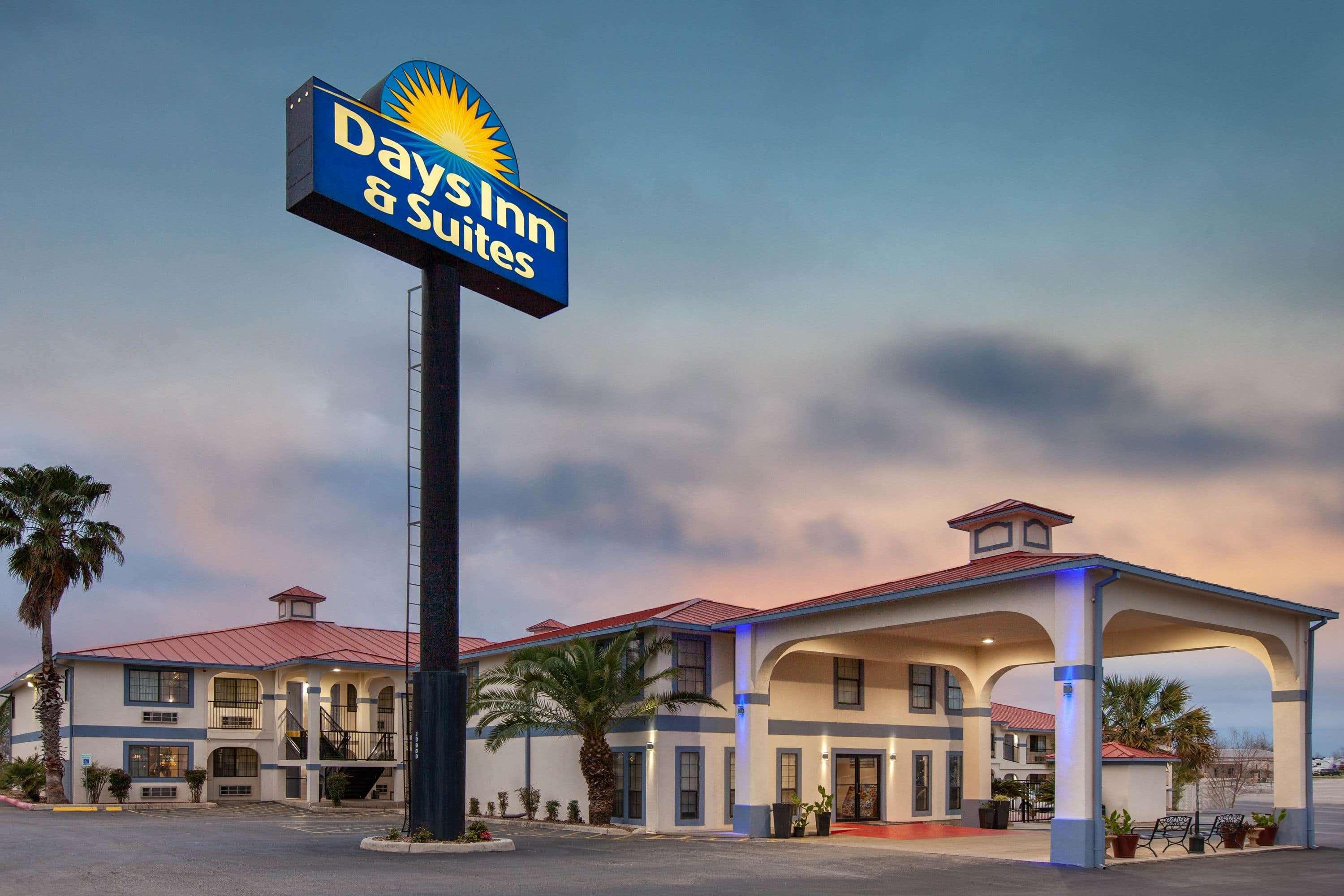 Days Inn & Suites By Wyndham Braunig Lake Elmendorf Esterno foto
