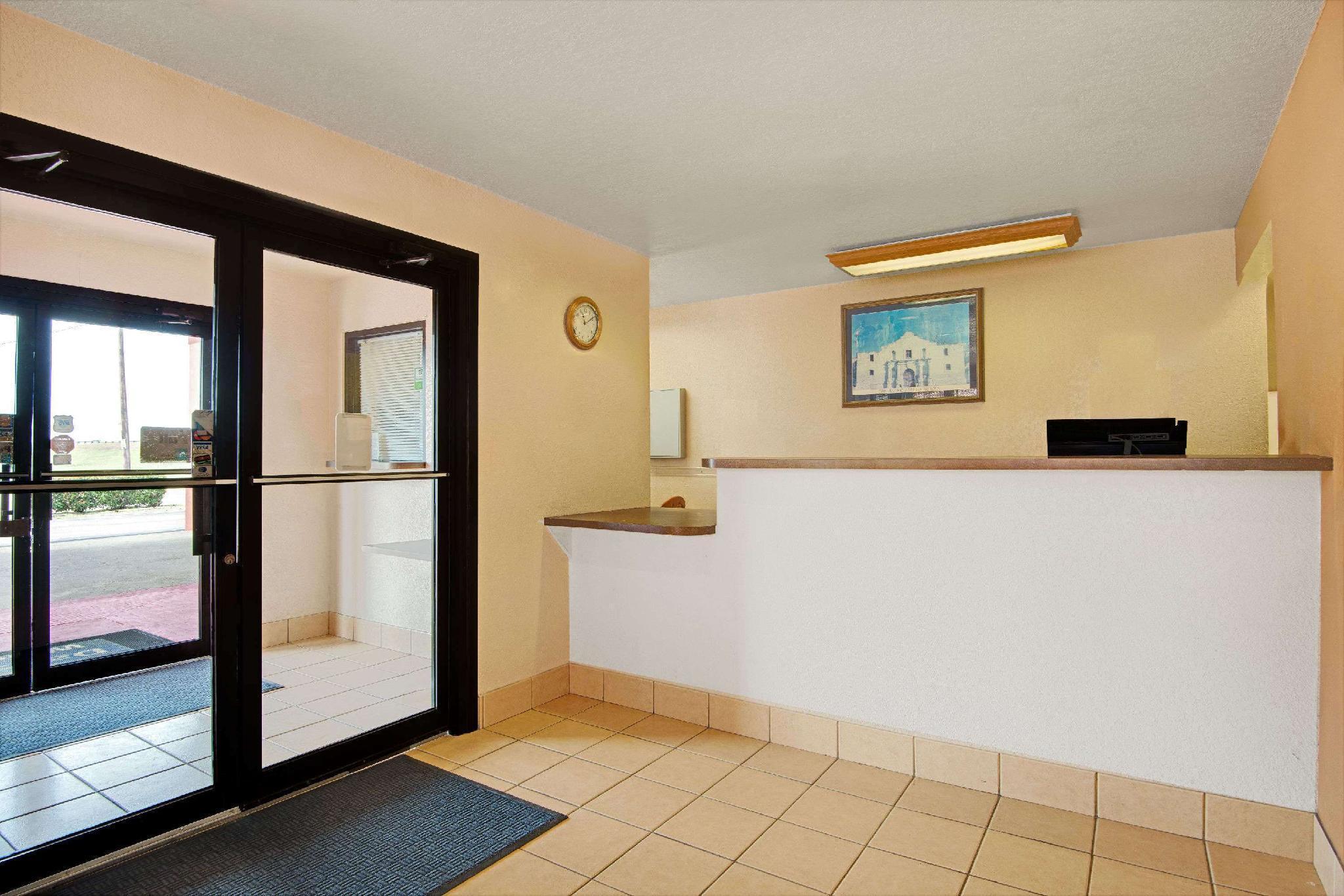 Days Inn & Suites By Wyndham Braunig Lake Elmendorf Esterno foto