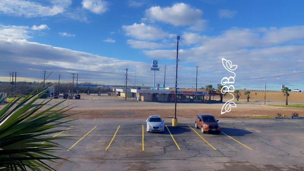 Days Inn & Suites By Wyndham Braunig Lake Elmendorf Esterno foto